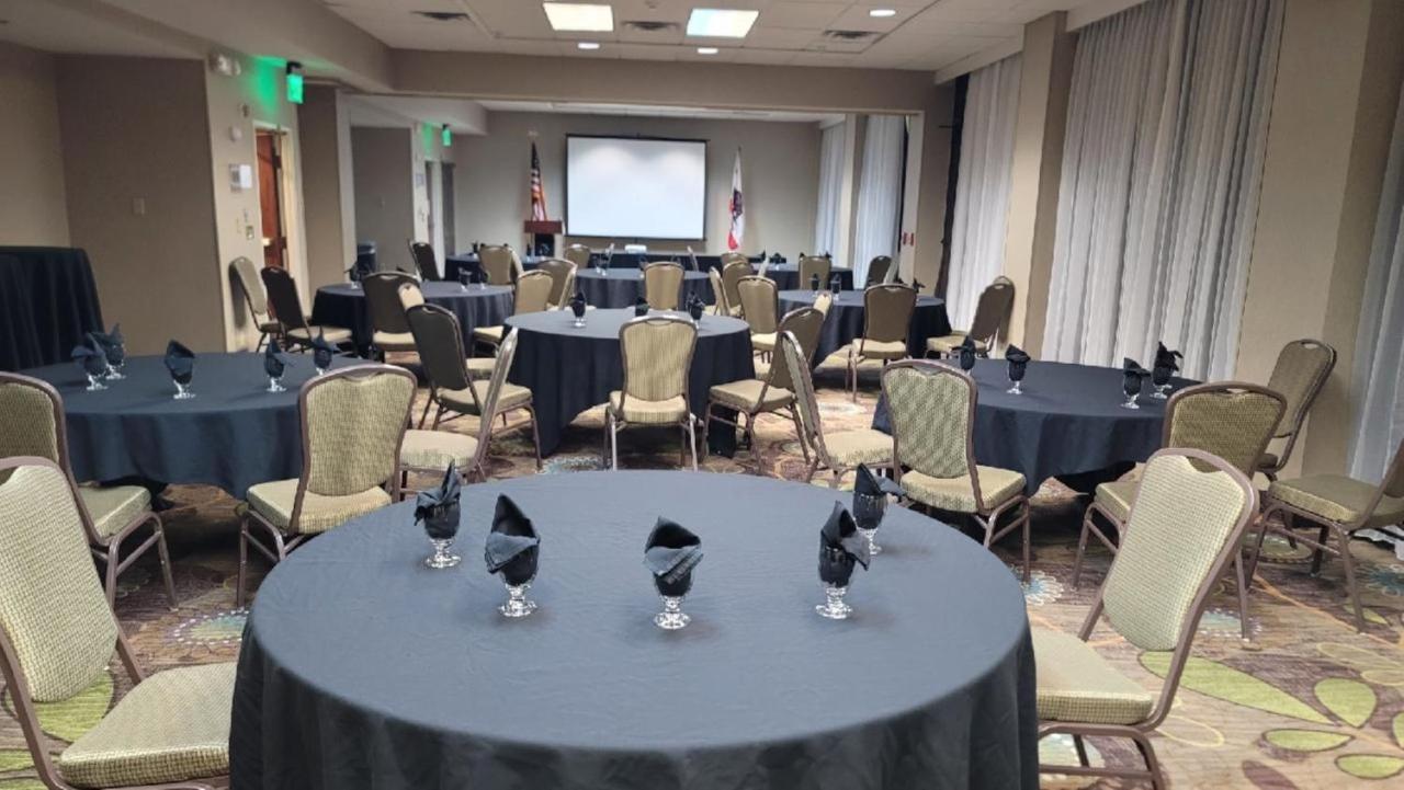 Holiday Inn Palmdale-Lancaster, an IHG Hotel Bagian luar foto